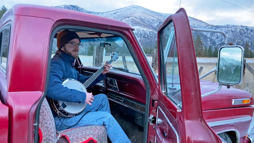 Colter Wall's Henry and Sam - Banjo Americana Cover in Old Truck